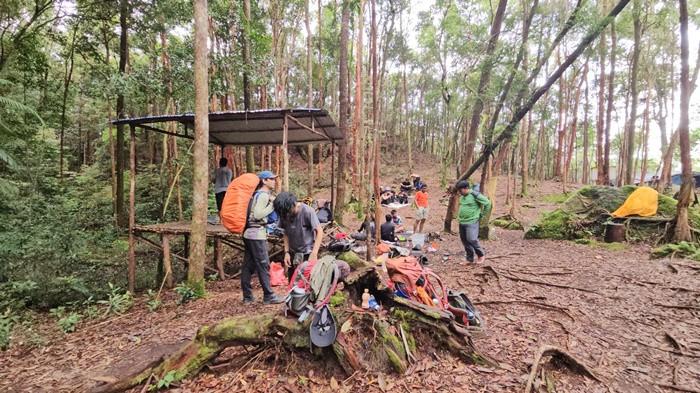 PENDAKI - Para pendaki beristirahat di jalur pendakian Gunung Hauk, Pos 4 yang dikenal sebagai Pos Kayu Habang.