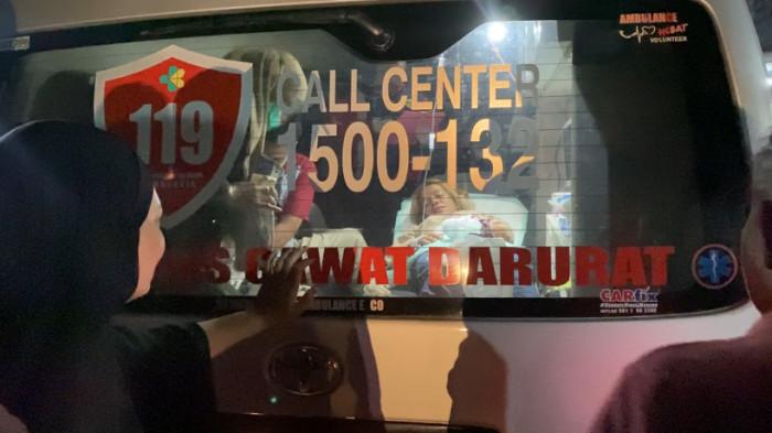 DITANGANI TIM MEDIS - Satu di antara korban pembacokan ditangani tim medis di dalam ambulans yang terparkir di depan lokasi kejadian di Jalan Gaharu Raya, Srondol Wetan, Banyumanik, Kota Semarang, Selasa (17/2/2026) malam. Total terdapat tiga korban mengalami luka akibat serangan senjata tajam saat insiden penganiayaan yang diduga dipicu persoalan pribadi antara terduga pelaku dan korban.