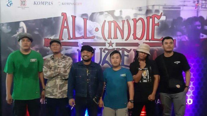 BERPULANG - Para personel The Working Class Symphony (TWCS) berpose dalam sebuah acara di Solo, beberapa waktu lalu. <div class=