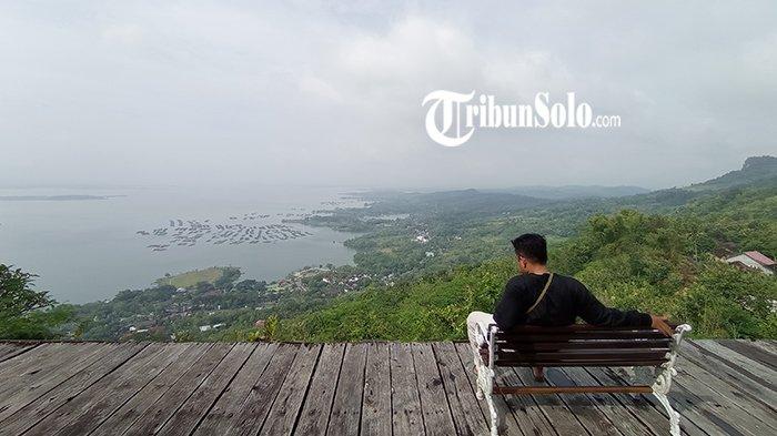 Watu Cenik yang berada di Desa Sendang, Kecamatan Wonogiri Kota. Watu cenik menjadi salah satu rekomendasi tempat ngabuburit di Wonogiri yang tak terlalu jauh dan low budget