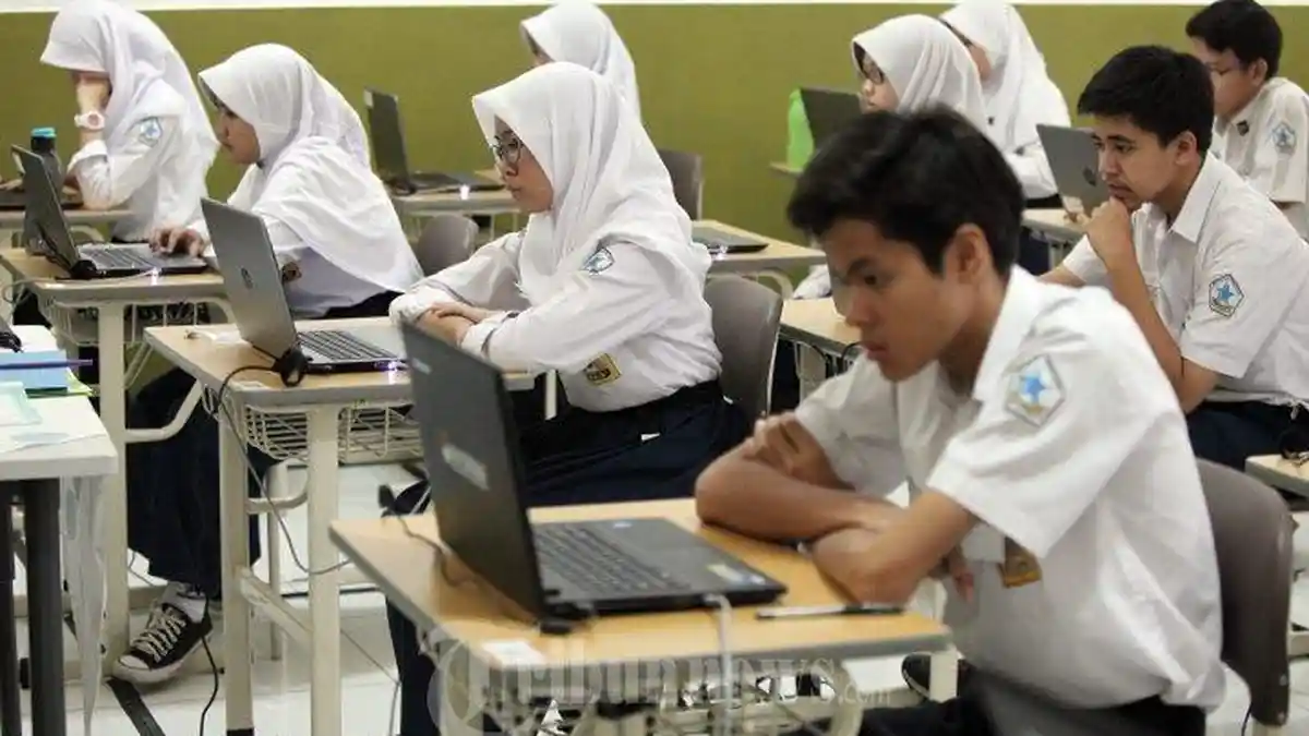 ILUSTRASI KUNCI JAWABAN - Siswa mengerjakan soal Bahasa Indonesia lewat komputer saat mengikuti Ujian Nasional Berbasis Komputer (UNBK) di SMP Alfa Centauri, Jalan Palasari, Kota Bandung, Senin (9/5/2016). Simak kunci jawaban Bahasa Inggris Kelas 8 Halaman 200 terdapat tugas Section 6 pada Unit 1. 