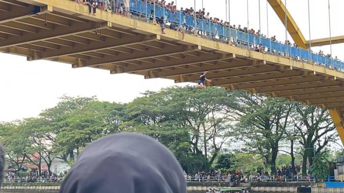 Remaja terjun dari Jembatan Siak 3 Pekanbaru pada momen Petang Belimau