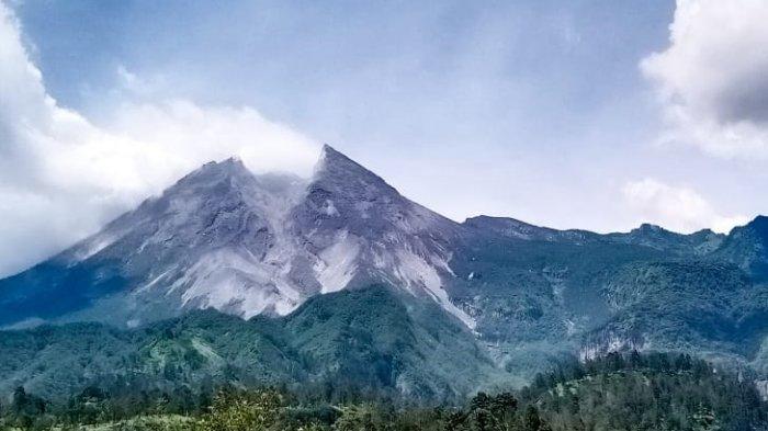 Penampakan Gunung Merapi dari kawasan objek wisata Kali Talang, Desa Balerante, Kecamatan Kemalang, Kabupaten Klaten, Jumat (6/11/2020).