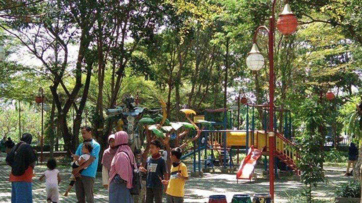 WISATA KLATEN - Suasana Taman Lampion yang berada di Kelurahan Bareng Lor, Kecamatan Klaten Utara, Kabupaten Klaten, Minggu (23/8/2020). Taman Lampion bisa jadi destinasi ngabuburit di Klaten.