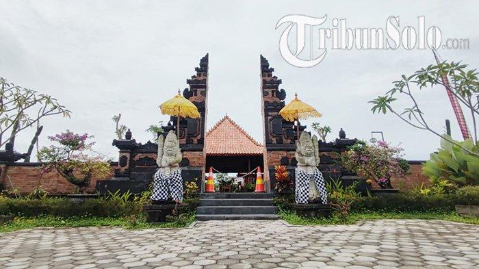 Pintu masuk wisata khas Bali di Candramaya Pool and Resort di Jalan Dalangan, Dukuh Kajen, Desa Dalangan, Kecamatan Tulung, Kabupaten Klaten, Sabtu (4/12/2021).