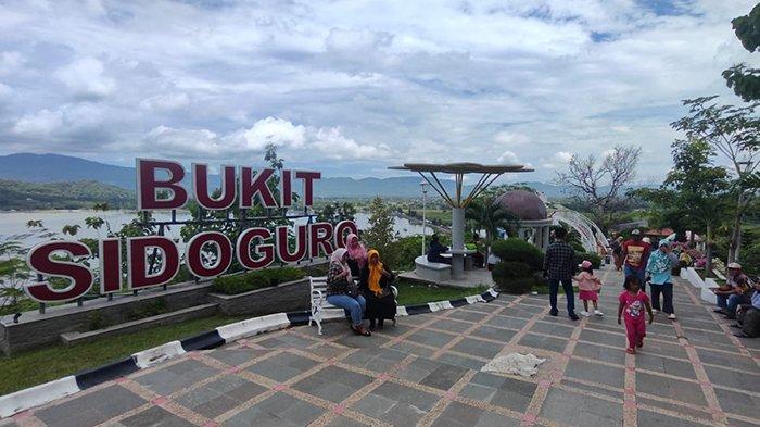 Spot swafoto favorit wisatawan saat berkunjung di Bukit Sidoguro yang berlokasi di Desa Krakitan, Kecamatan Bayat, Klaten, Rabu (17/4/2024).