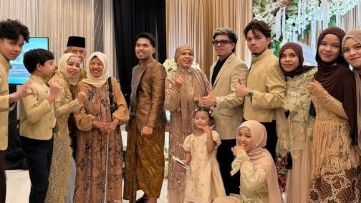 Aurel memperlihatkan keluarga bahagianya ketika sahur pertama di