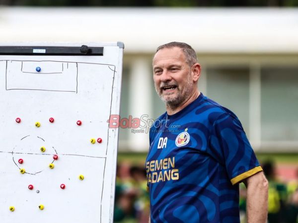 Pelatih Semen Padang FC, Dejan Antonic, saat ditemui di Stadion Madya, Senayan, Jakarta, Senin (15/12/2025).