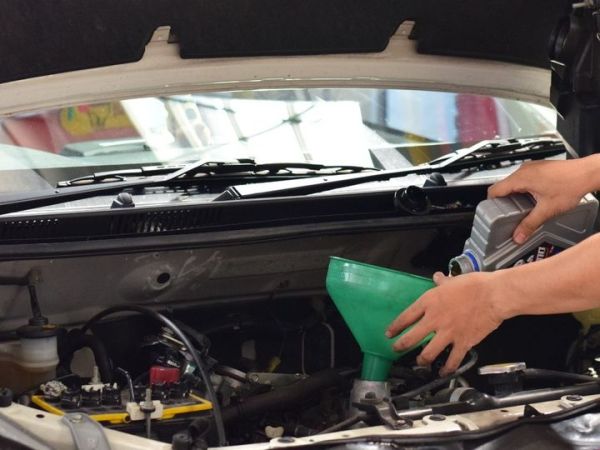 Ilustrasi ganti oli mesin mobil bekas