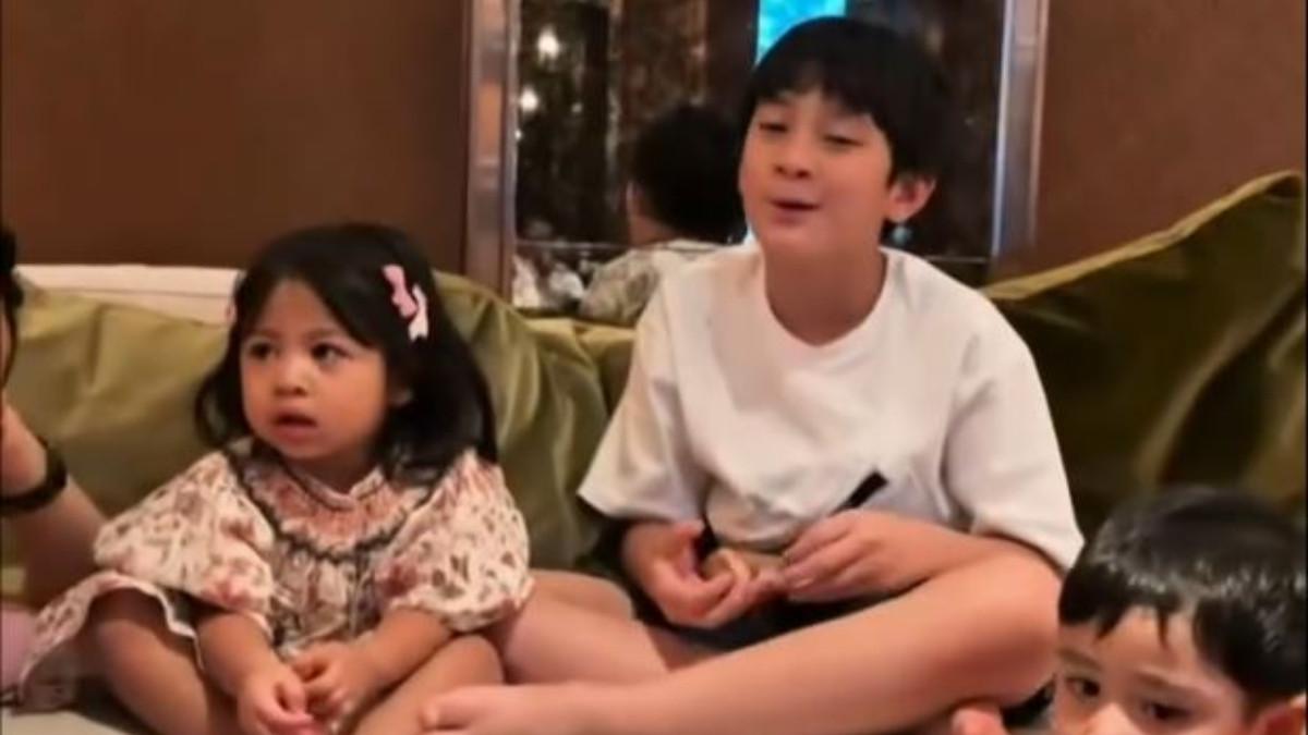 Rafathar menceritakan telah membeli enam set kartu koleksi dengan total harga mencapai Rp 30 juta.