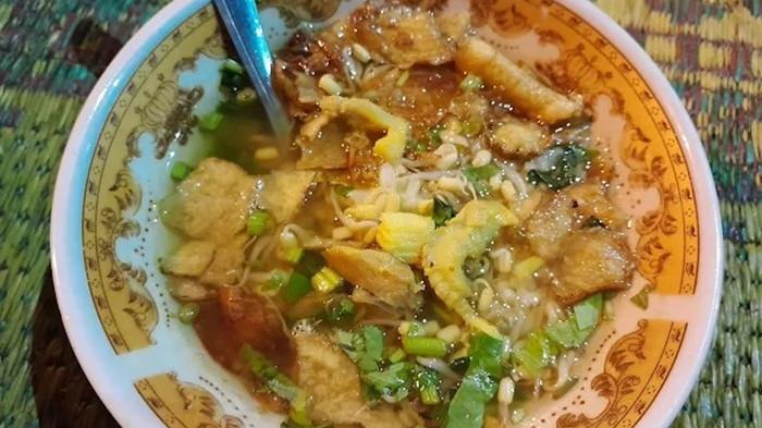 KULINER MALAM SOLO - Satu porsi Soto Ayam Kampung Pak Timbul berlokasi di Jalan Honggowongso No.107 B, Jayengan, Kec. Serengan, Kota Surakarta, Jawa Tengah