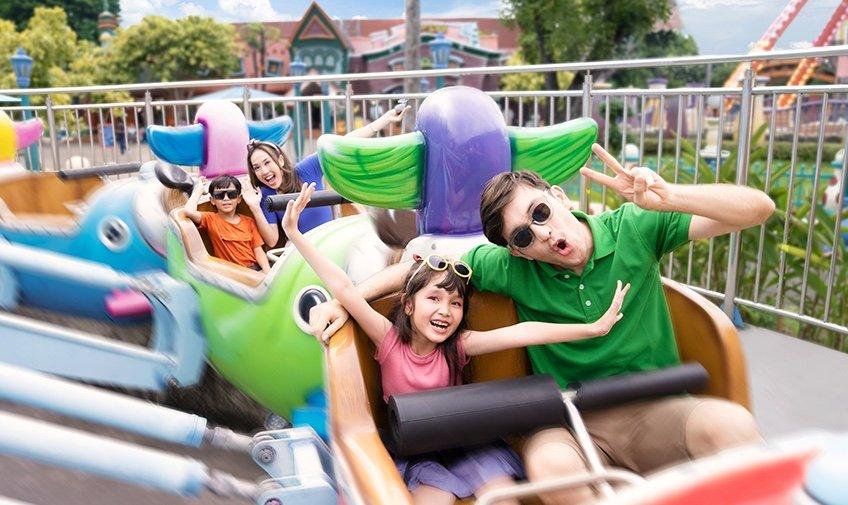 Wisatawan nyobain wahana permainan di Dufan, Jakarta Utara.