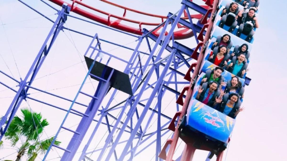 Wisatawan nyobain wahana permainan di Dufan, Jakarta Utara.