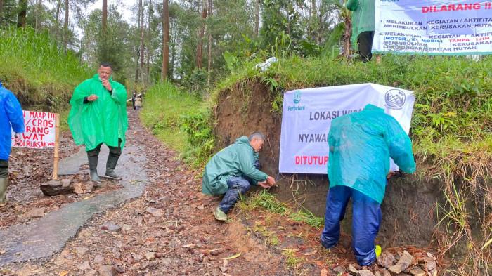 OFFROAD BIKIN RUSAK - Warga Kampung Cipariuk, Lembang, jengah dengan aktivitas offroad yang merusak pipa air dan jalur warga. Akses ditutup sementara menunggu ketegasan Perhutani.