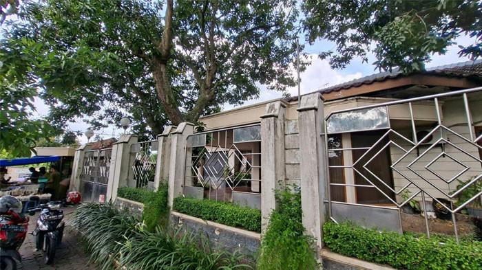 DIGELEDAH - Rumah mewah bos Toko Emas Semar yang berlokasi di Jalan Diponegoro, Kelurahan Payaman, Kecamatan/Kabupaten Nganjuk, tampak sepi pasca penggeledahan, Sabtu (21/2/2026). Penggeledahan dilakukan tim Direktorat Tindak Pidana Ekonomi Khusus (Dittipideksus) Bareskrim Polri terkait kasus tindak pidana pencucian uang (TPPU) dari tambang emas ilegal.