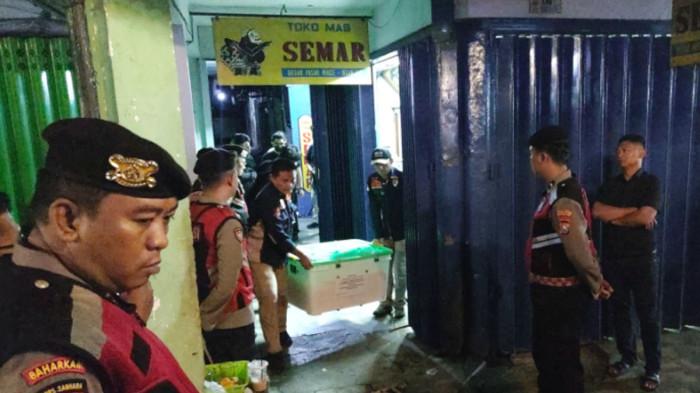 DISITA - Petugas menyita barang bukti seluruh perhiasan yang ada di Toko Emas Semar kawasan Pasar Wage, Jalan Ahmad Yani, Kelurahan Payaman, Kecamatan Nganjuk, Kabupaten Nganjuk, setelah rampung menggeledah, Jumat (20/2/2026).