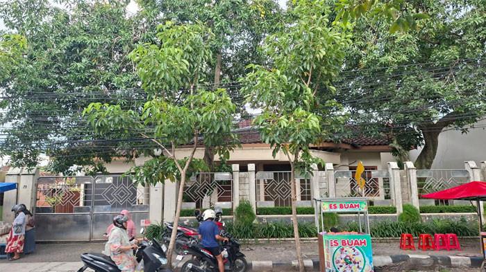 SEPI - Rumah mewah milik bos Toko Emas Semar yang berlokasi di Jalan Diponegoro, Kelurahan Payaman, Kecamatan/Kabupaten Nganjuk, tampak sepi pasca penggeledahan, Sabtu (21/2/2026). Penggeledahan dilakukan tim Direktorat Tindak Pidana Ekonomi Khusus (Dittipideksus) Bareskrim Polri terkait kasus tindak pidana pencucian uang (TPPU) dari tambang emas ilegal.