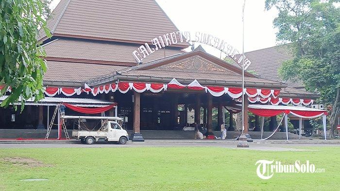 CARI TAKJIL - Ilustrasi Balai Kota Solo, beberapa waktu lalu. Setiap sore selama Ramadhan 2026, sekitar Balai Kota Solo ramai dengan stan kuliner takjil dan camilan buka puasa yang bisa kamu pilih sendiri, mulai dari gorengan hingga minuman segar.