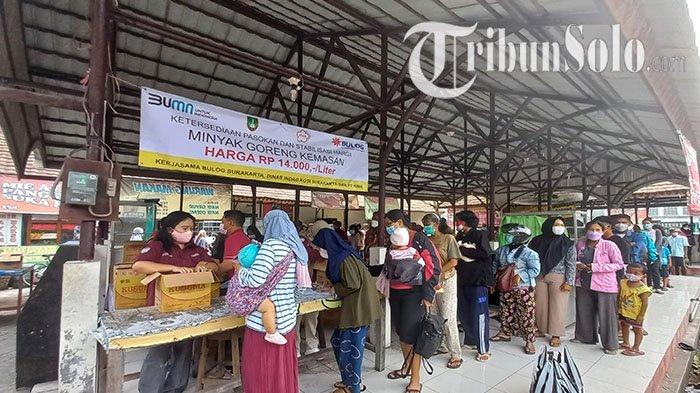 Warga menyerbu minyak goreng di Taman Jaya Wijaya, Mojosongo, Kota Solo Rabu (23/2/2022).