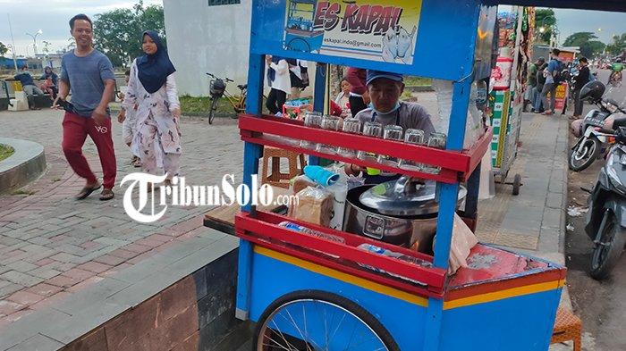 Gerobak Es Kapal milik Slamet Sarwanto yang mangkal di Bendung Taman Tirtonadi. Slamet mengaku bisa menjual hingga 70 gelas jika cuaca cerah. Namun ketika hujan, dagangannya pun tak laku