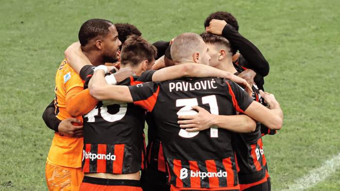 Pemain AC Milan berpelukan setelah mengalahkan Roma 1-0 di Stadion San Siro, Senin (3/11/2025). Milan menang berkat gol semata wayang Strahinja Pavlovic pada menit ke-39.