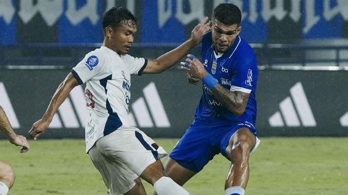 BEREBUT BOLA - Winger Persib Bandung Berguinho berebut bola dengan pemain Persita Tangerang di Stadion Gelora Bandung Lautan Api (GBLA), Minggu (22/2/2026) dalam pekan ke-22 Super League 2025/2026. Persib Bandung menang 1-0.