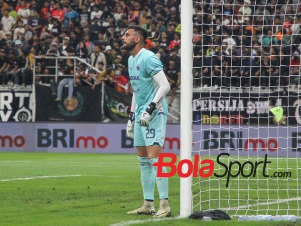 Pemain Persita Tangerang Igor Rodrigues berada di depan gawang saat melawan Persija Jakarta di JIS.