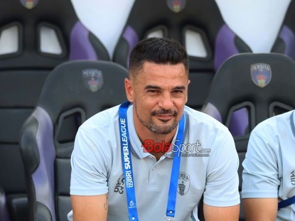 Pelatih Persita Tangerang, Carlos Pena, sedang memantau para pemainnya bertanding di Stadion Indomilk Arena, Tangerang, Banten, Sabtu (16/8/2025) siang.