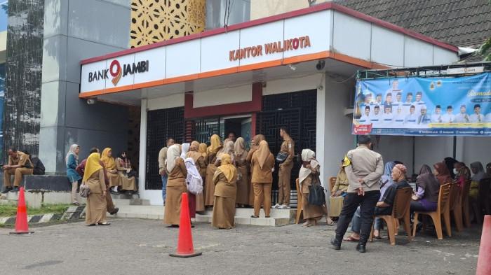 LAYANAN BANK EROR - Kantor Bank Jambi di Kantor Wali Kota Jambi dipadati warga, Senin (23/2/2026). Imbas layanan perbankan Bank Jambi maintenance sejak Minggu (22/2/2026).