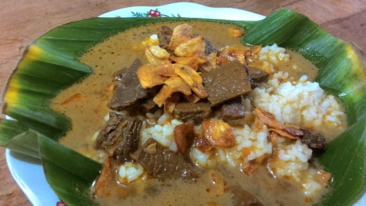 Ilustrasi nasi gandul, kuliner enak dan murah di Semarang, Jawa Tengah yang cocok untuk sahur Ramadan 2026.