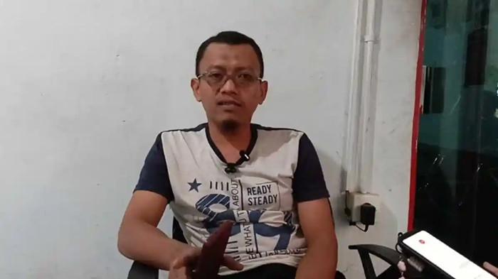Staf SPBU, Mukhlisin (38) saat memberi keterangan terkait kasus penganiayaan