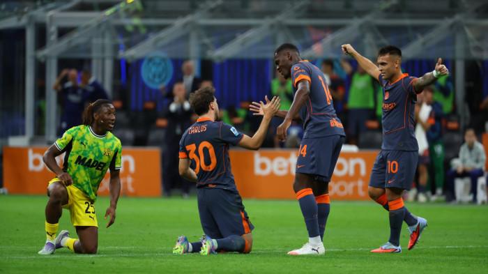 BERSELEBRASI - Para pemain Inter Milan merayakan kemenangan atas Sassuolo pada giornata keempat Liga Italia di Giuseppe Meazza Stadium, pada Senin (22/9/2025) dini hari WIB. Inter Milan berhasil menang tipis 2-1.