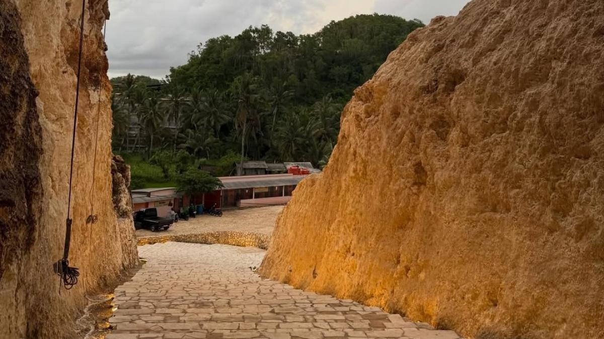 Wisata viral mirip Bali di Gunungkidul ini buka hingga pukul 22.00 WIB dengan spot sunset yang Instagramable.