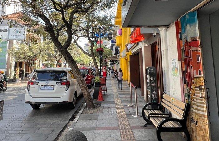 WISATA BANDUNG - Suasana Jalan Braga di Bandung yang menjadi salah satu tujuan ngabuburit populer.