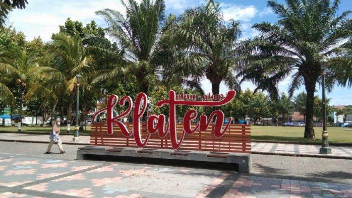 ALUN-ALUN KLATEN - Seorang warga melintas di Kawasan Alun-alun Klaten.