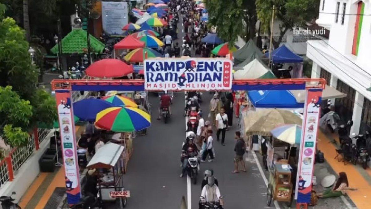 REKOMENDASI KULINER KLATEN: Suasana Kampung Ramadhan Mlinjon di Klaten, pasar takjil yang ramai dikunjungi masyarakat selama bulan suci Ramadhan