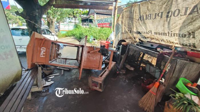 TABRAK WARUNG HIK - Kondisi warung hik Mbok Rembeng yang ditabrak mobil Daihatsu Alya bernomor polisi D 1547 ABP di Jalan Adi Sucipto, Desa Blulukan, Kecamatan Colomadu, Kabupaten Karanganyar, Rabu (25/2/2026). Akibat kejadian itu, dua orang harus dilarikan ke rumah sakit setelah tersiram minyak goreng panas di hik tersebut.