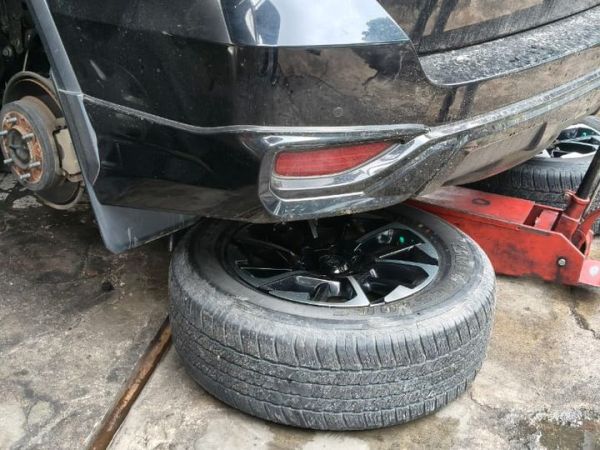 Ilustrasi perbaikan kaki-kaki mobil