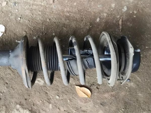 Harus Tahu, Ini Tanda-tanda Shockbreaker Mobil Bocor Ketika Dikendarai