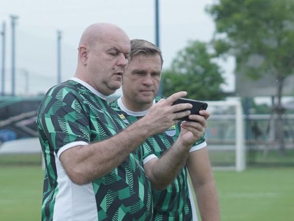 Pelatih Persib Bandung, Bojan Hodak dan asistennya Igor Tolic.