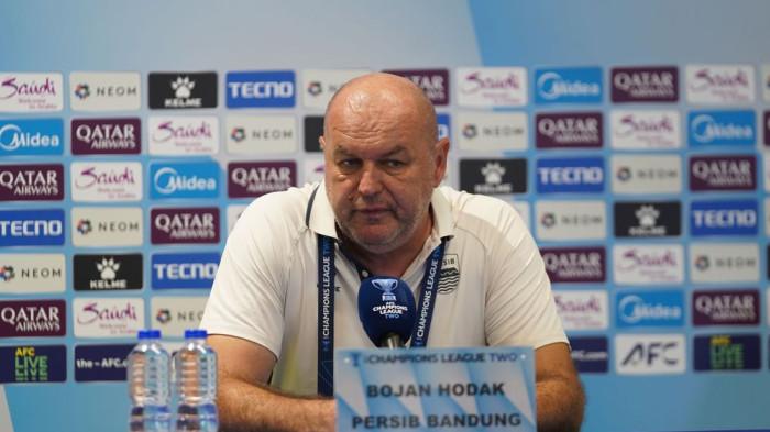 JUMPA PERS - Pelatih Persib Bandung asal Kroasia, Bojan Hodak, dalam sesi jump pers menjelang laga AFC Champions League Two kontra Lion City Sailors, Selasa (25/11/2025). Duel Lion City vs Persib akan dihelat di Jalan Besar Stadium pada keeskokan harinya, Rabu (26/11/2025). (Website Persib - 25/11/2025)