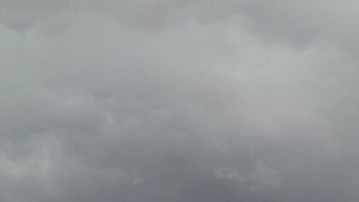 Potret kondisi cuaca Kamis 26 Februari 2026 terpantau hujan ringan pada pukul 06.00 WITA