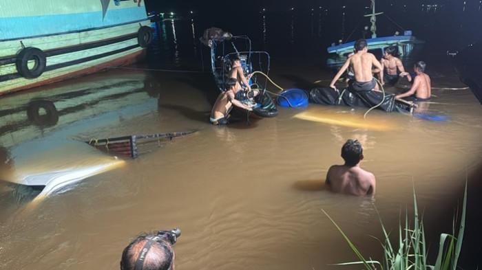 KAPAL TENGGELAM - Proses evakuasi Feri Fatimah 2 yang karam di RT 011 Dusun Sirbaya, Desa Sebulu Modern, Kecamatan Sebulu, Kabupaten Kutai Kartanegara, Provinsi Kalimantan Timur, Selasa (24/2/2026) sekitar pukul 16.15 Wita. Saat ini proses evakuasi kapal masih dilakukan dengan bantuan kapal Feri Fatimah 3, termasuk upaya mengangkat kendaraan yang tenggelam. (HO Camat Sebulu) 