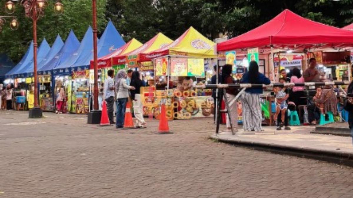 Halaman Balai Kota Solo menjadi salah satu pusat keramaian saat Ramadan.