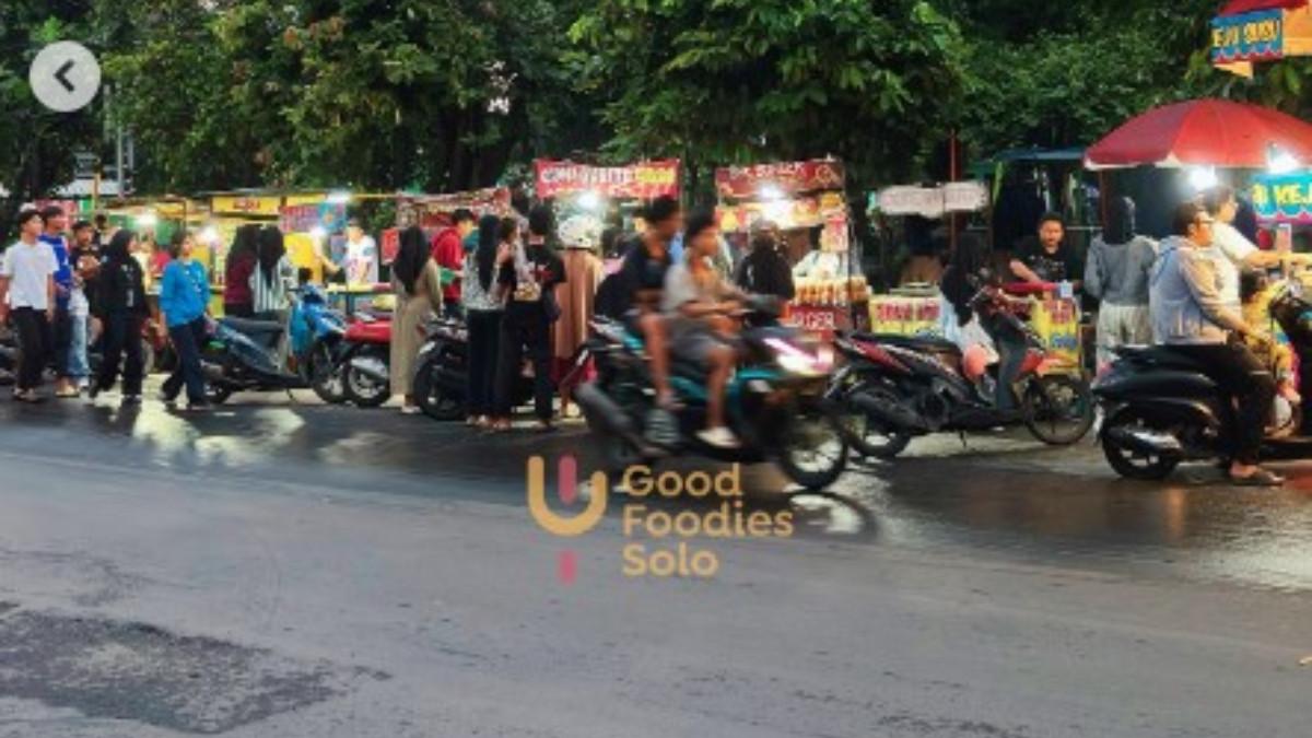 Setiap sore, ratusan lapak pedagang kuliner dan nonkuliner berjajar menawarkan dagangannya di Taman Jaya Wijaya Mojosongo.