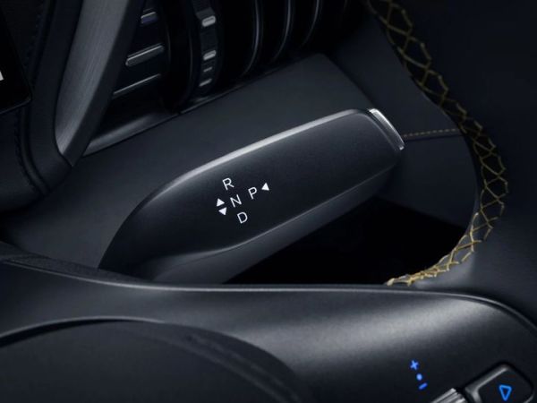 tuas transmisi berpindah ke kolong kemudi