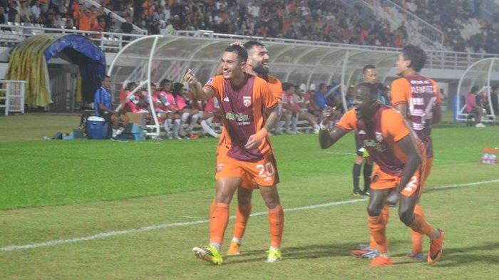 GESTUR SARANGHAEYO - Gelandang Borneo FC Juan Villa merayakan golnya dengan gestur saranghaeyo pada pertandingan Liga Super Indonesia antara Borneo FC vs Arema FC yang dimainkan di Stadion Segiri, Samarinda, Kalimantan Timur, Kamis (26/2/2026) malam. Gestur tersebut populer untuk mengungkapkan cinta, penghargaan, atau terima kasih.