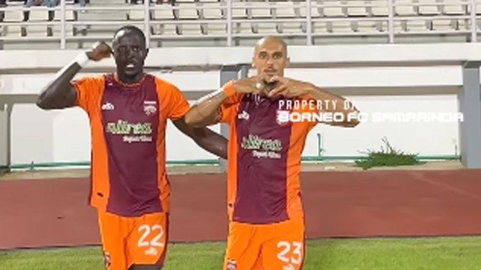 SELEBRASI GOL CEPAT - Bek Borneo FC, Caxambu (kanan) merayakan gol cepatnya yang tercipta pada menit ketujuh dalam pertandingan Liga Super Indonesia antara Borneo FC vs Arema FC yang dimainkan di Stadion Segiri, Samarinda, Kalimantan Timur, Kamis (26/2/2026) malam. (Instagram/@borneofc.id)
