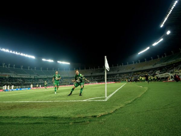 Winger Persebaya, Gali Freitas melakukan selebrasi setelah mencetak gol ke gawang PSM Makassar, Rabu (25/2/2026).