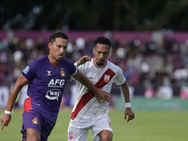 Ezra Walian dalam laga Persik Kediri vs Persis Solo pada laga Super League 2025/26 di Stadion Brawijaya, Sabtu (27/12/2025). 